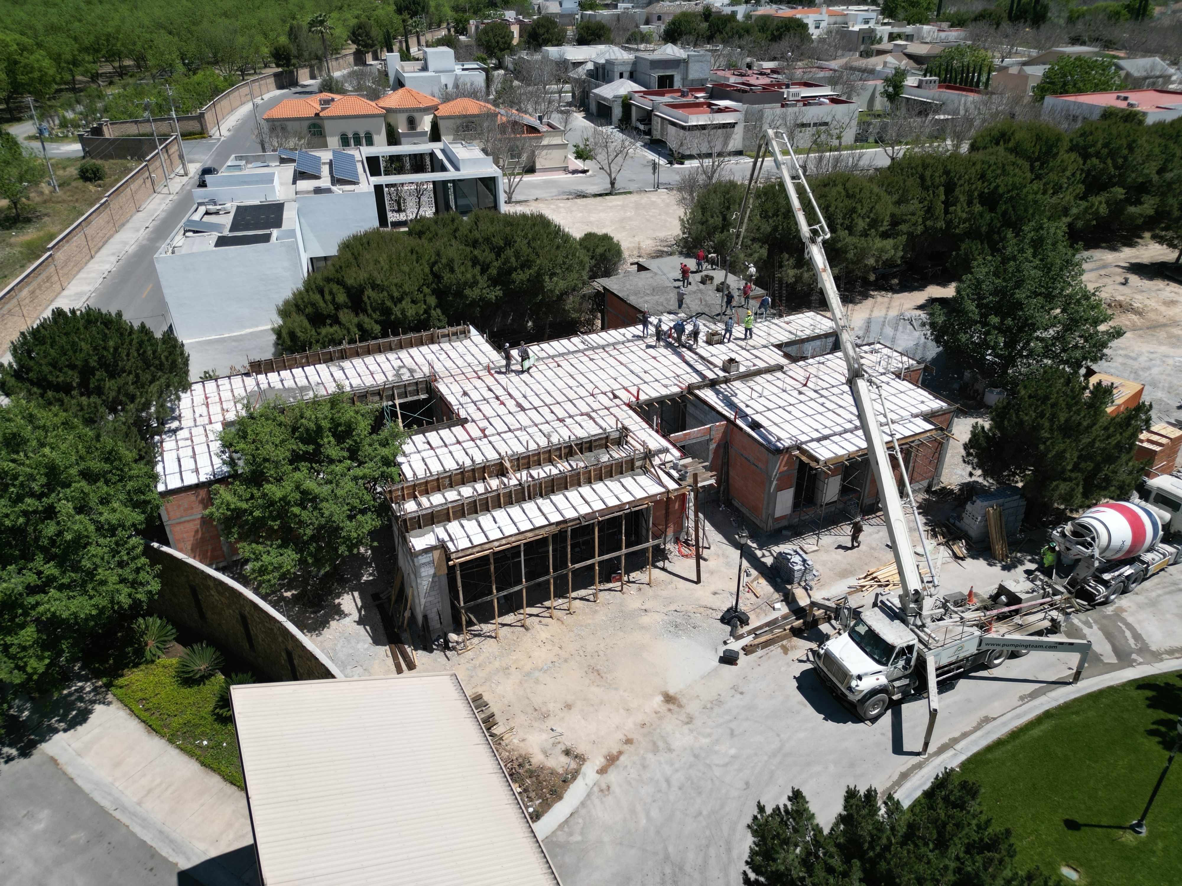 Residencia con diseño contemporáneo de fachada amplia