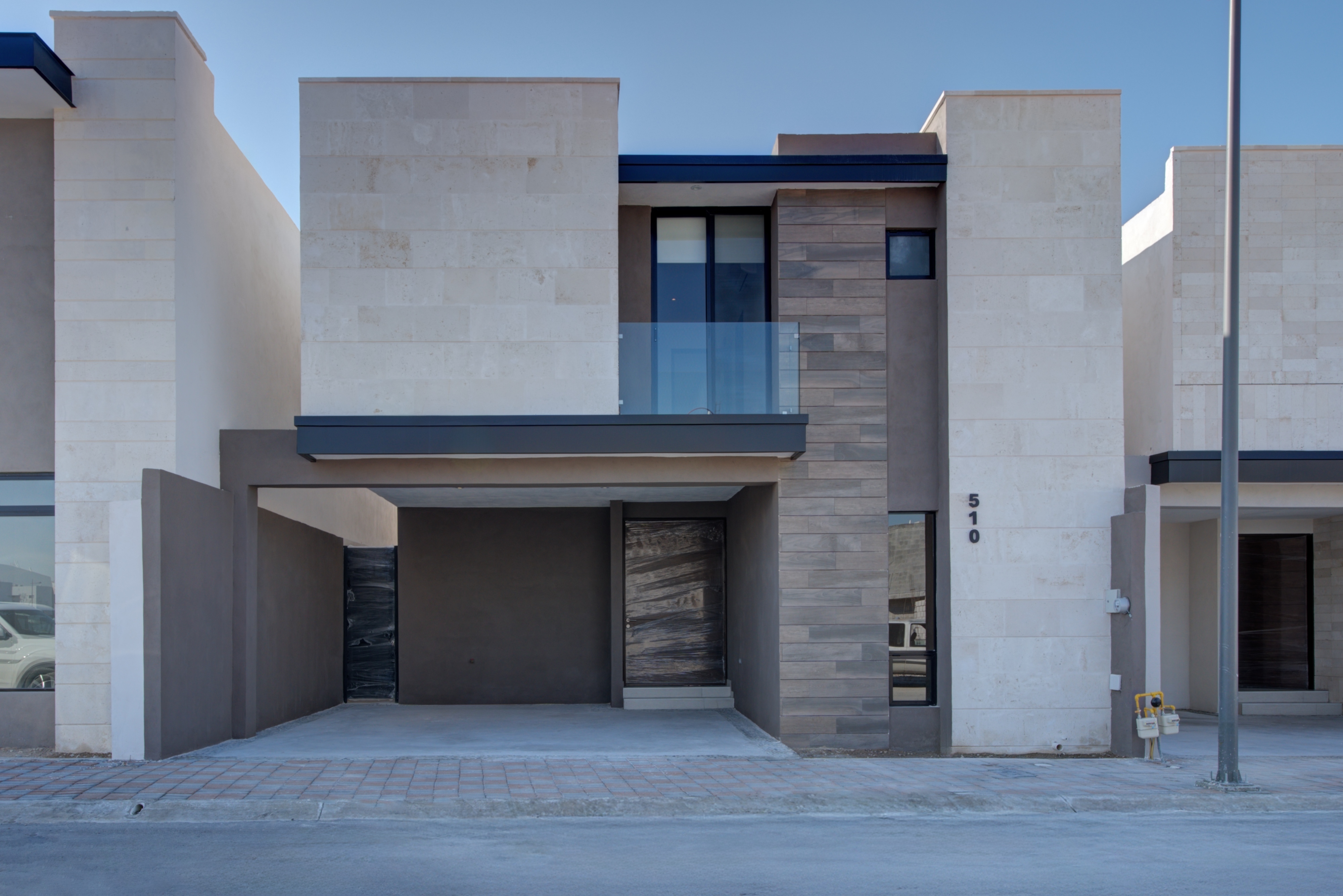 Comedor amplio y funcional en desarrollo residencial